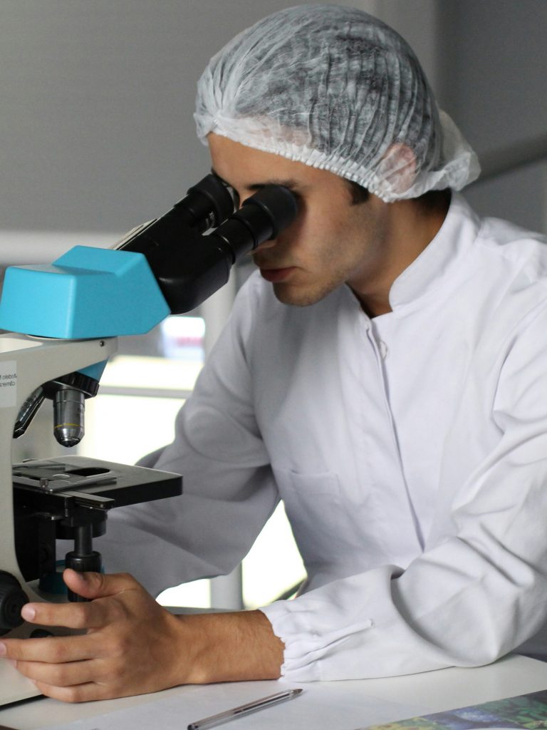 EKLHamburg_Titelbild Mann schaut in ein Mikroskop